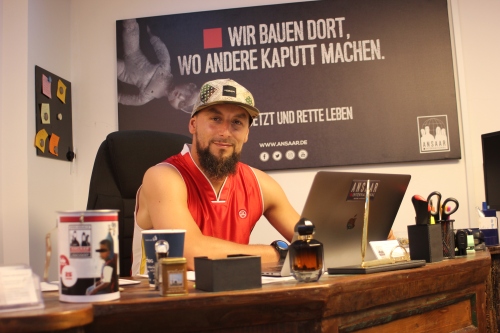 Ansaar-Chef Abdurahman Kayser in seinem Büro in Düsseldorf. Foto: Carsten Korfmacher