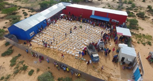 Ansaar-Mitarbeiter bereiten eine Massebverteilung von Lebensmitteln in Somalia vor. Foto: ZVG